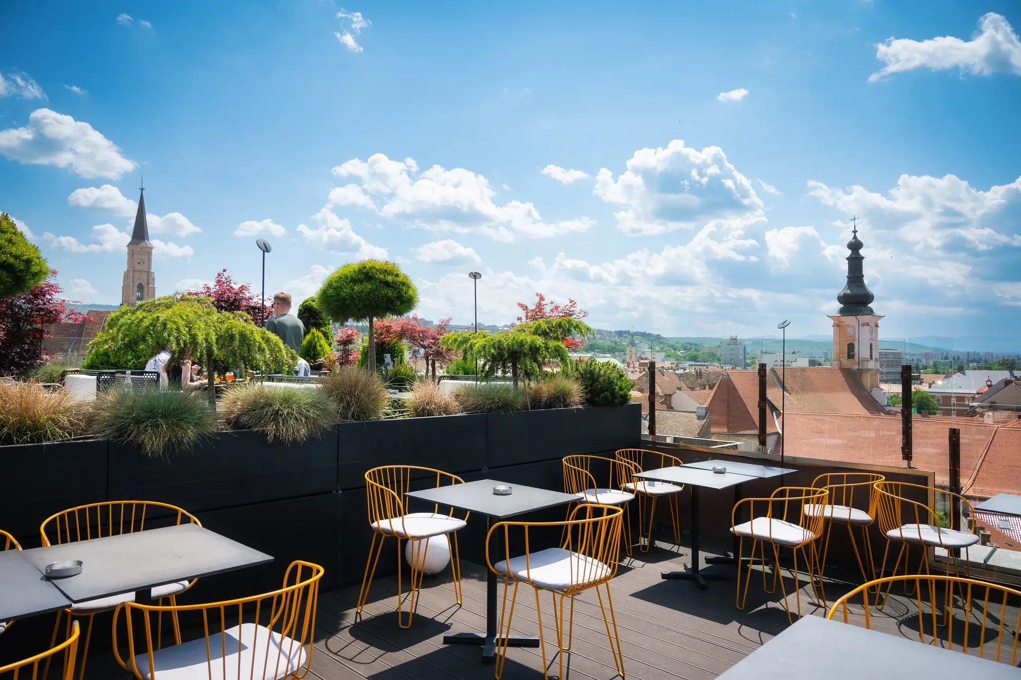 Restaurant & Rooftop